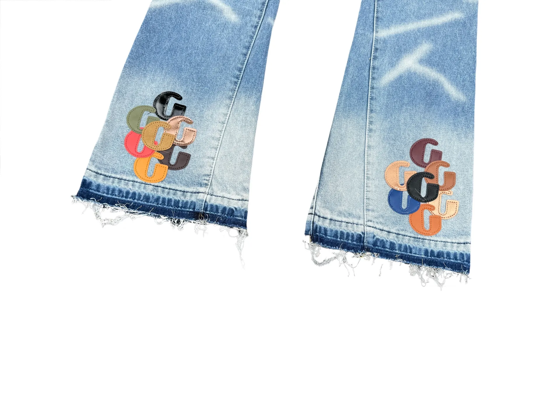 P240💰G66 GALLERY DEPT. Denim spliced ​​with all-over printed leather ripped bell-bottoms, washed and distressed jeans. GALLERY is attracted by these bell-bottoms. Whether it is a reset of Carhartt or Levis, it has created a strong brand style. Since these pants are modified from rare vintage, the production capacity is limited. Therefore, after many icons wore them, these pants were once hard to find. Later, perhaps due to the improvement of GD's business in the past two years and the expansion of production lines, the brand itself lowered the price, so I can't wait any longer for these pants this year and will definitely buy them. During the process of the denim washing plant, the owner of the washing plant helped introduce a boss who had worked for Levi's foundry and started his own business. This also paved the way for the following styles. Therefore, Levi's remodeled single product for the base plate is really familiar. Whether it is the fabrics supplied or the lathes used in production, there is nothing to choose from. -Color: blue -Size: S-XXL (corresponding to 28-36)
